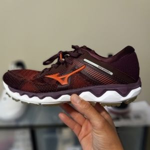Like new womens 9.5 mizuno wave running shoes